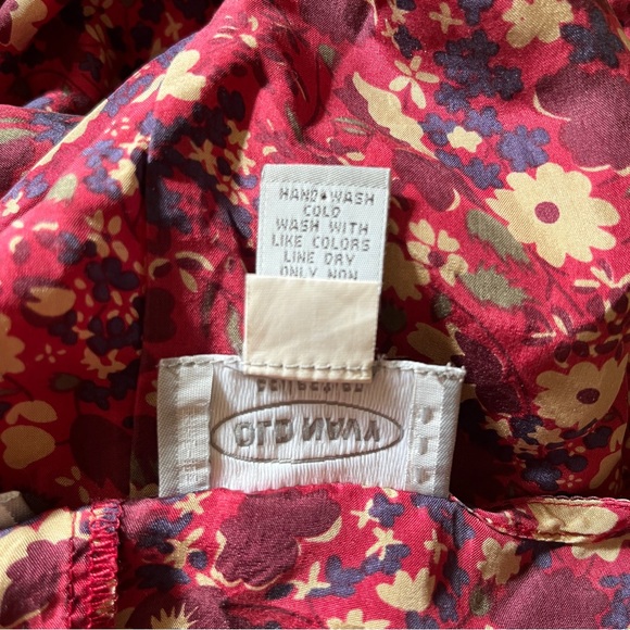 Women OLD NAVY SILK FLORAL SLEEVELESS BLOUSE SHIRT sz Small scoop neck burgundy - Picture 12 of 13